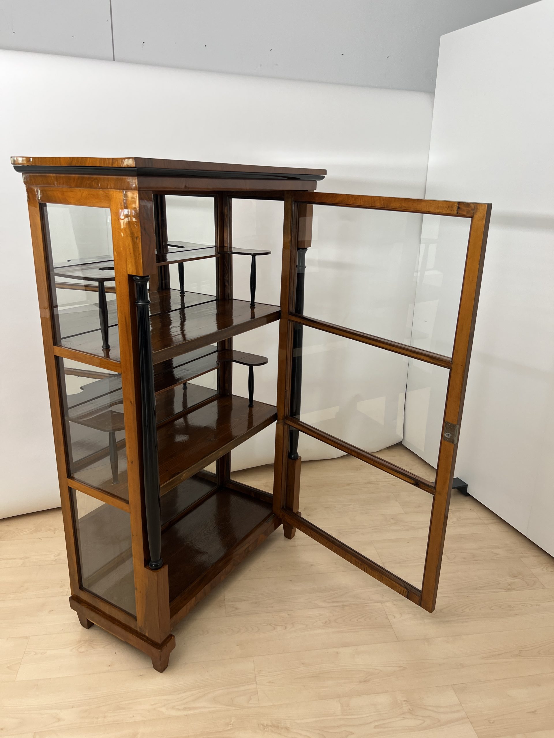 Biedermeier Vitrine, Nussbaum, 3-Seitig Verglast, Süddeutsch um 1830
