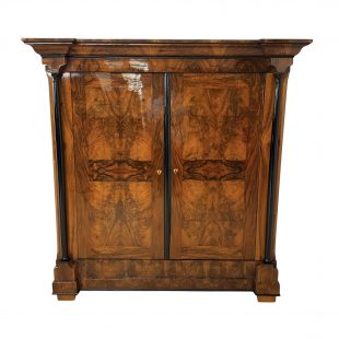 Großer Biedermeier Schrank in Nussbaum furniert