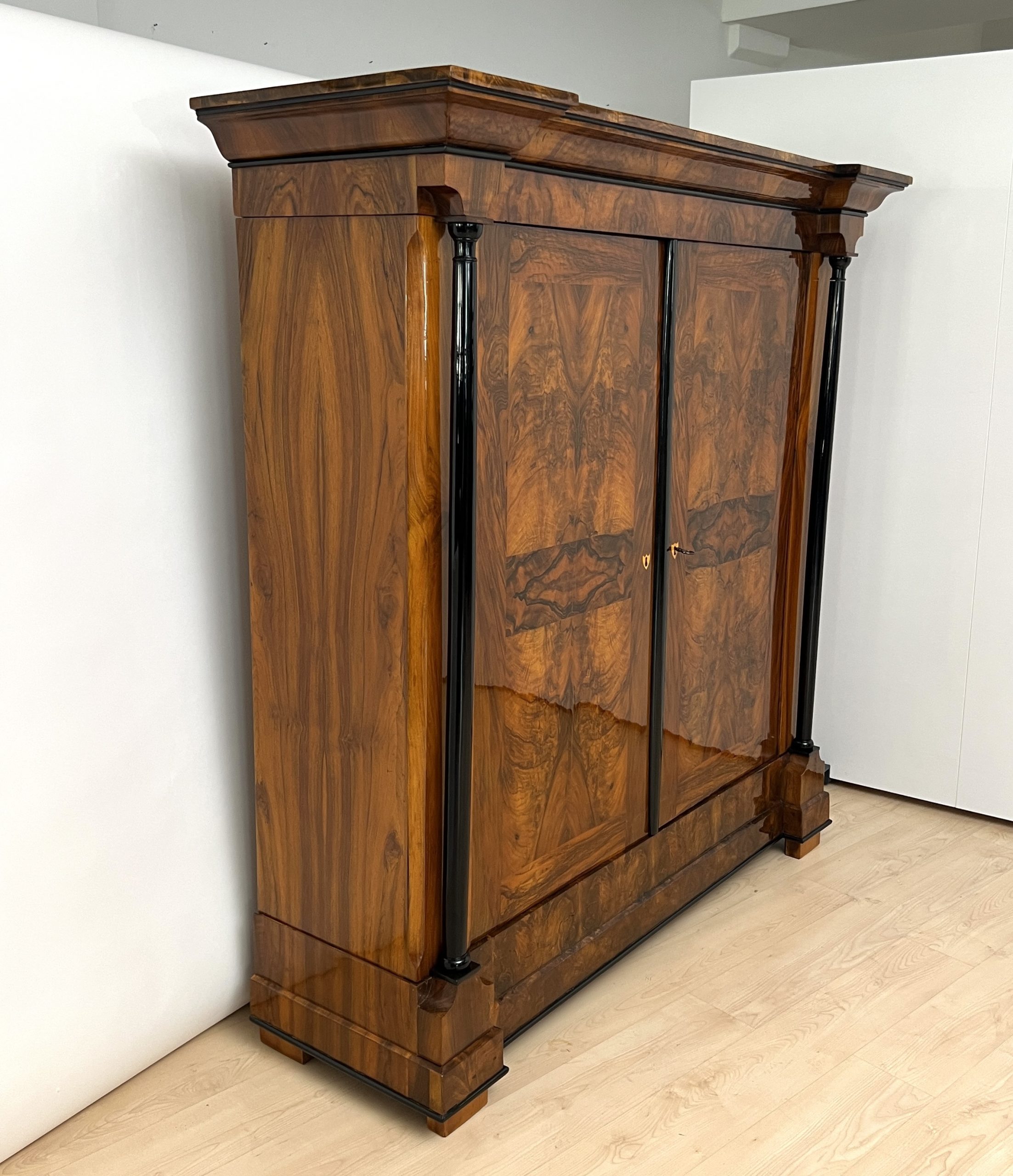 Großer Biedermeier Schrank in Nussbaum furniert.3