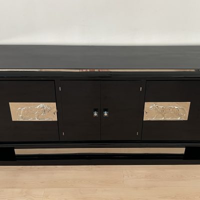 Schwarzes Art Deco Sideboard mit Löwenappliken.3