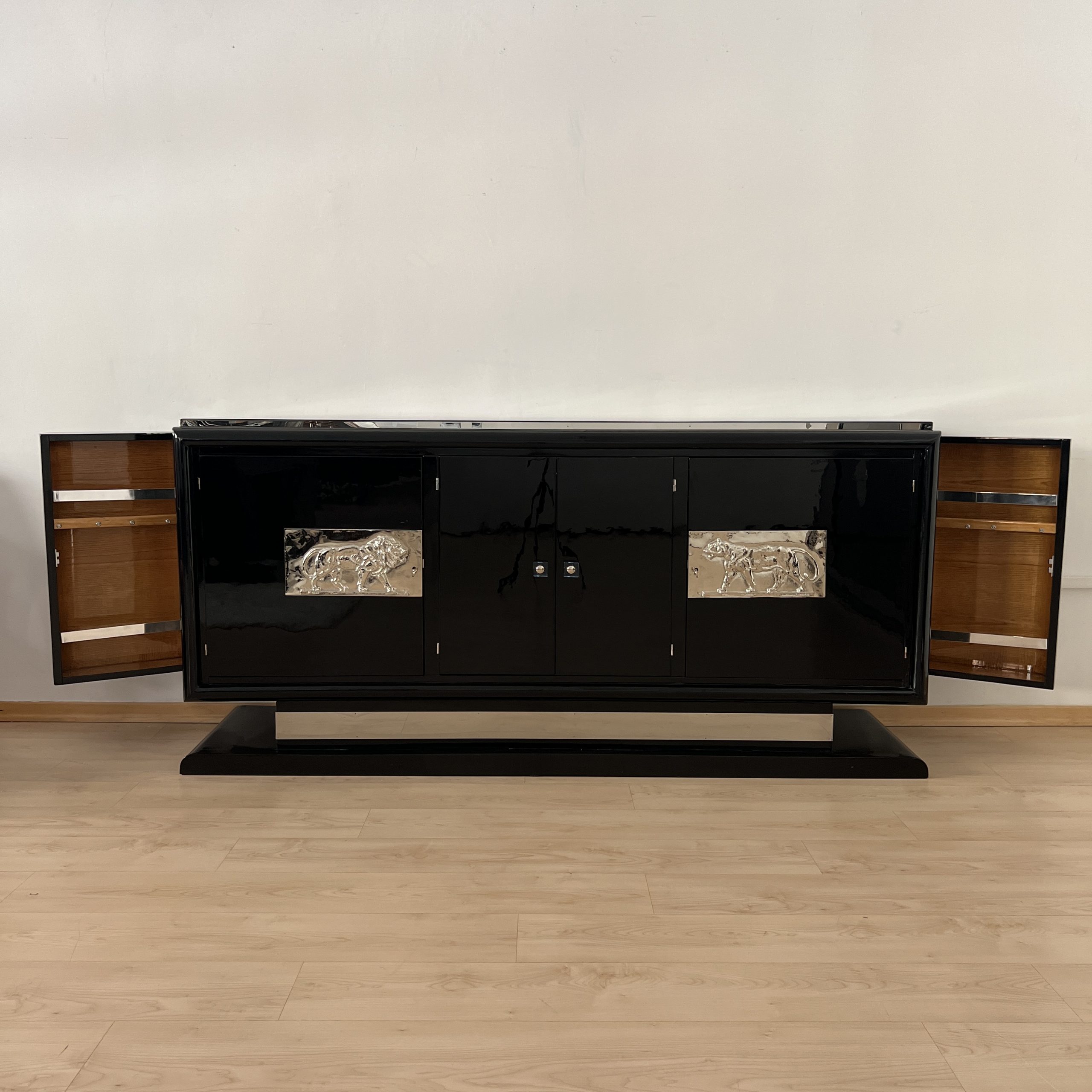 Schwarzes Art Deco Sideboard mit Löwenappliken3
