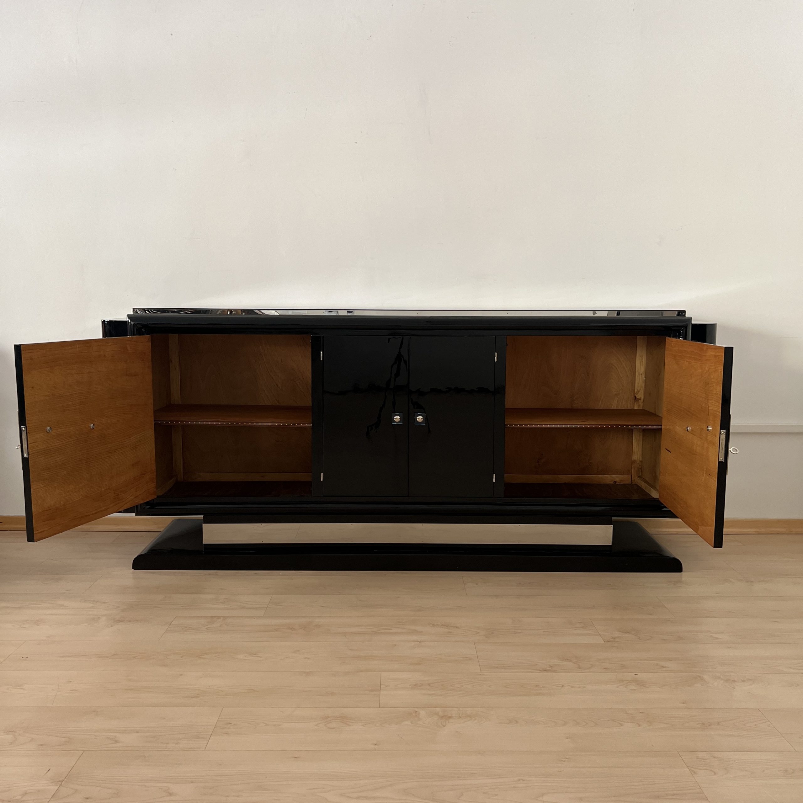 Schwarzes Art Deco Sideboard mit Löwenappliken4