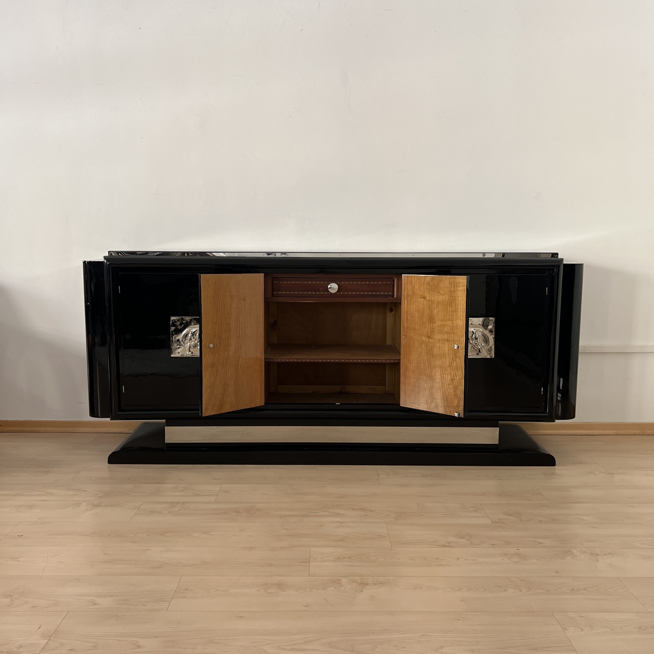 Schwarzes Art Deco Sideboard mit Löwenappliken5