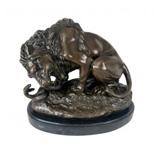 Bronze Skulptur, Löwe mit Schlange, Signiert A. Bayre, Frankreich, 20. Jh.