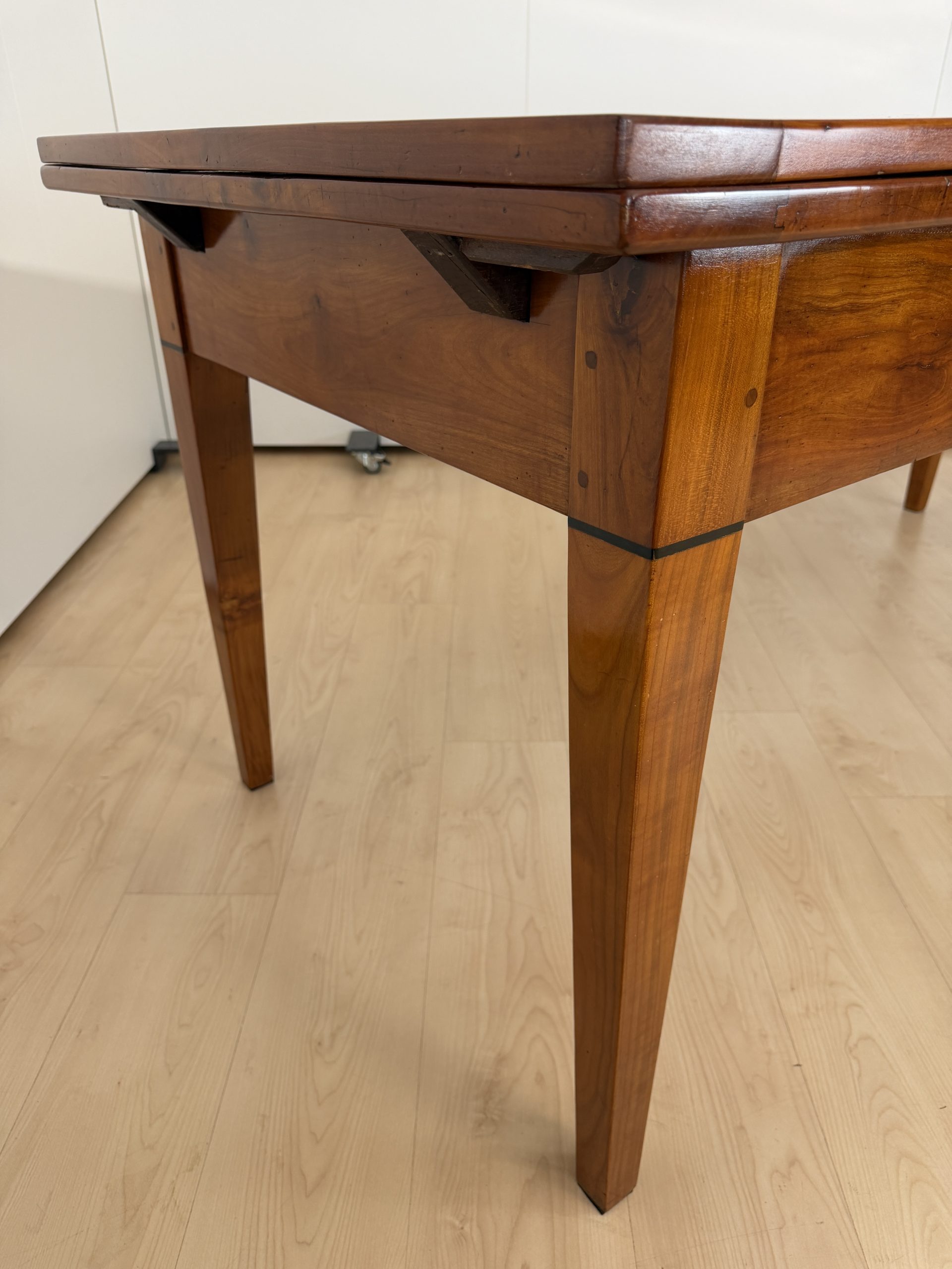 Biedermeier Speisetisch, ausziehbar, Kirschbaum.19