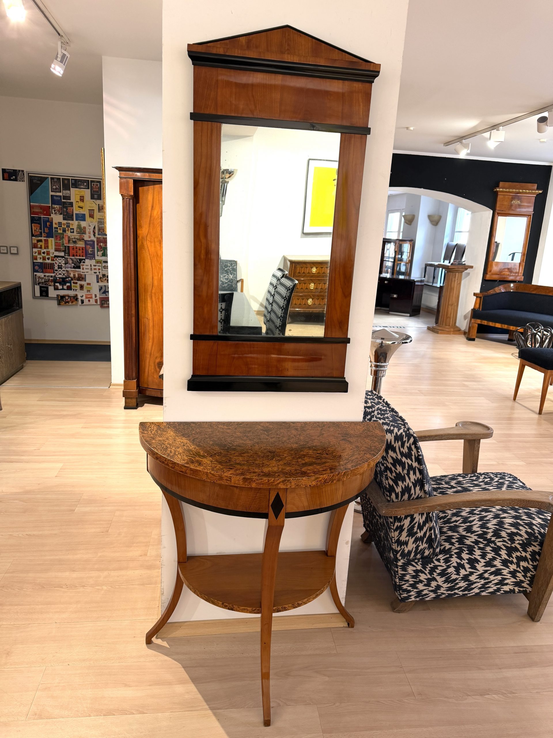 Biedermeier Wandspiegel mit Demi-Lune Konsole, Kirschbaum.