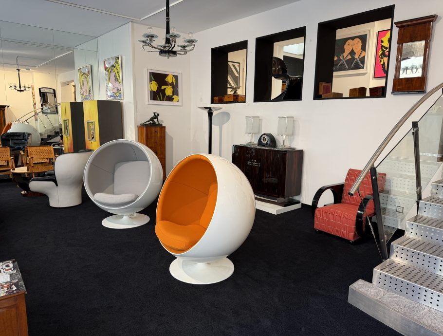 COLONEUM Design, Regensburg - Asko Ball Chairs im Schaufenster